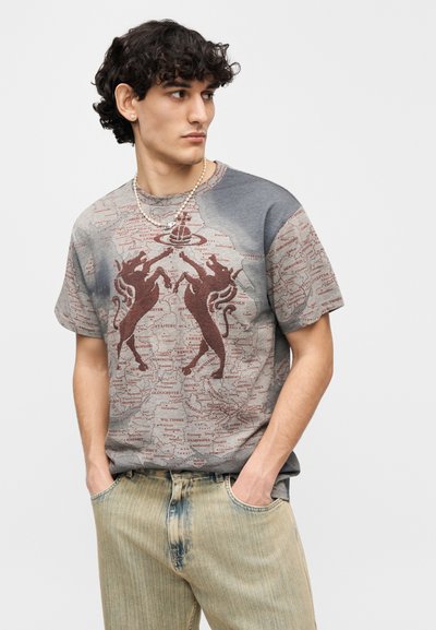 Κοντομάνικο γραφικό t-shirt σε γκρι χρώμα με σχέδιο χάρτη και δύο κόκκινους άλογους που χορεύουν. Μαλακή υφή, άνετη εφαρμογή και λαιμόκοψη σε σχήμα κύκλου.