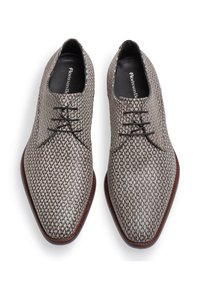 Graue gewebte Schnürschuhe mit einem Rautenmuster, spitzem Zehenbereich und dunkelbraunen Lederakzenten an der Sohle. Schnürdesign.