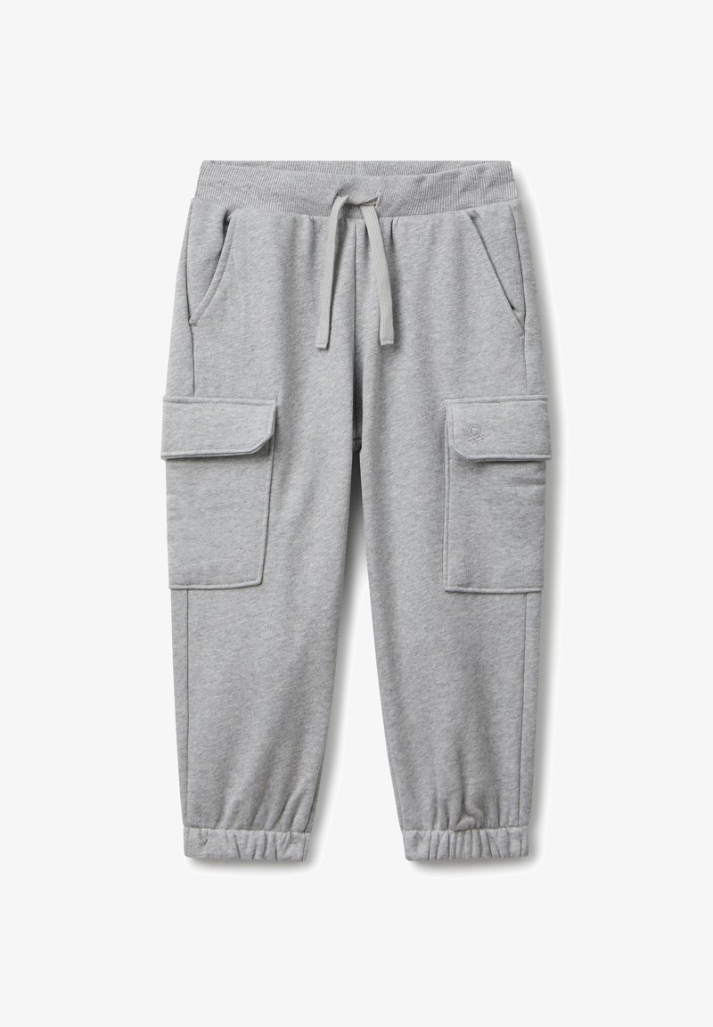 Helle graue Sweatpants mit elastischem Bund und Bündchen, Kordelzug vorne, zwei seitlichen Taschen und zwei Klappentaschen an den Beinen.
