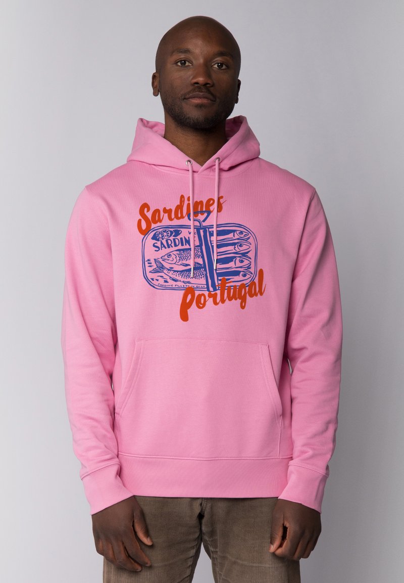 Roze hoodie met een voorzak, voorzien van een grafisch ontwerp van een sardineblikje met blauwe en oranje tekst die "Sardines Portugal" zegt.