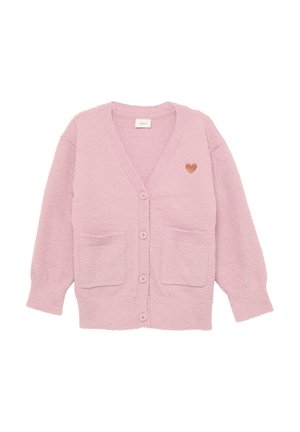 Cardigan rosa realizzato in tessuto fluffy, con scollatura a V, tasche frontali e un piccolo dettaglio a forma di cuore sul lato sinistro. Cinque bottoni.