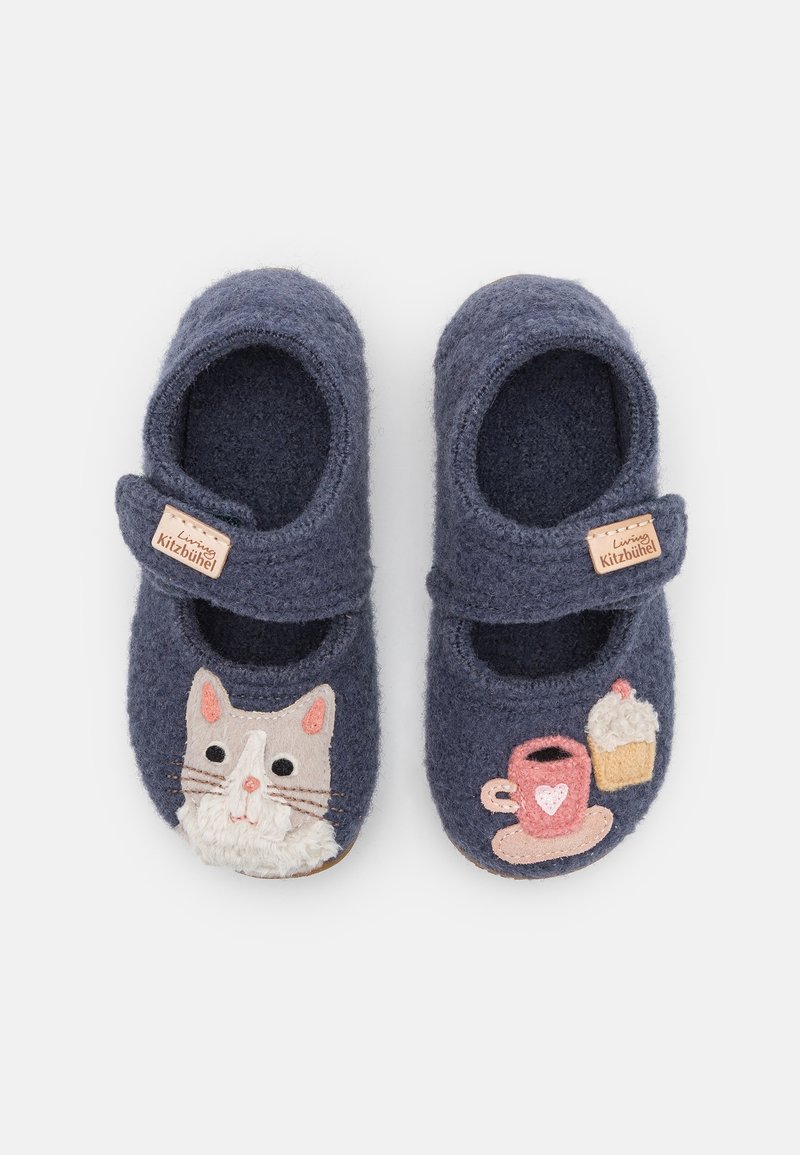 Tmavě modré plstěné pantofle s aplikací kočičí tváře a hrnkem s designem cupcake. Obsahují pásek pro bezpečné upevnění.