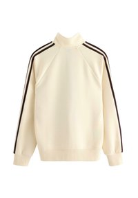 Krémový svetr s dlouhým rukávem a vysokým límcem, s černými dvojitými pruhy běžícími podél vrchu rukávů od ramene po zápěstí.