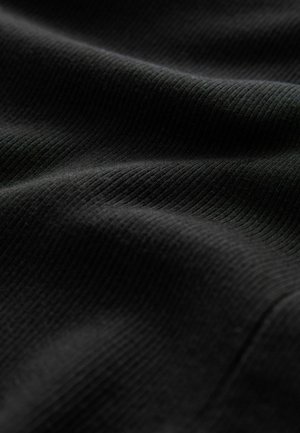 Tissu noir ribbé avec une texture lisse et des ondulations douces, présentant de fines lignes verticales et une couleur riche et profonde dans l'ensemble.