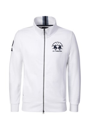 Witte jas met volledige rits en hoge kraag, donkerblauw polospelerlogo op de borst, gestreepte detail aan de binnenkant van de kraag en patch op de linkermouw.