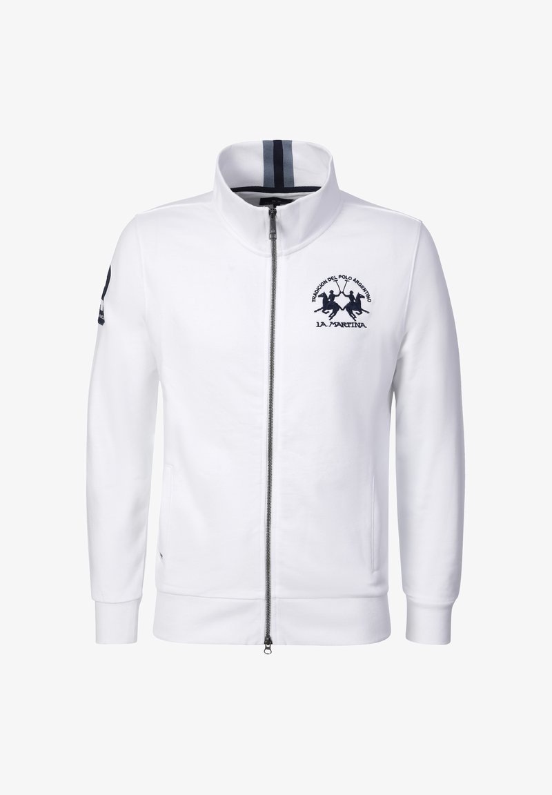 Witte jas met volledige rits en hoge kraag, donkerblauw polospelerlogo op de borst, gestreepte detail aan de binnenkant van de kraag en patch op de linkermouw.