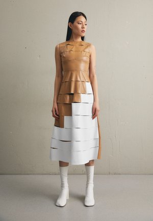 SLEEVELESS MULTISTRAP DRESS - Koktejlov aty / aty na prty - beige / white