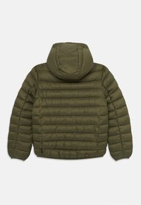 Olivovo zelená nadýchaná bunda s kapucňou, so štepovaným dizajnom a elastickými manžetami. Obsahuje malé logo na dolnej ľavej strane.