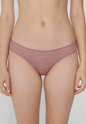 Krajkové bikiny ve starorůžové barvě, s květinovým vzorem, tenkým elastickým pasem a jemnou, průhlednou texturou.
