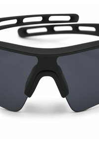 Schwarze Sport-Sonnenbrille mit einem wraparound Design, dunkel getönten Gläsern und markanten Ausschnitten im Gestell. Matte Oberfläche.
