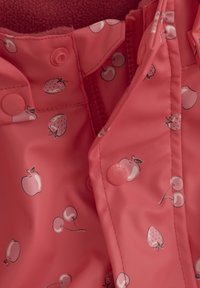 Vandtæt jakke i pink med frugt mønstre, med knapper og lynlås lukning. Blød tekstur med fleeceforing.
