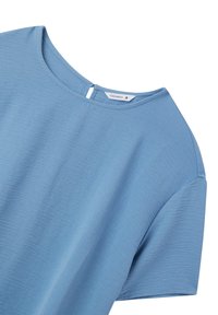 Top azzurro chiaro a maniche corte realizzato in tessuto strutturato, con scollatura rotonda e un piccolo dettaglio a chiave sul retro.
