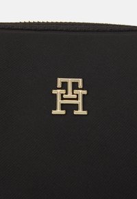 Tommy Hilfiger POPPY CAMERA BAG - Borsa a tracolla - black