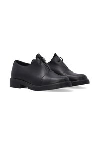 Zwarte leren schoenen met een ronde neus, vetersluiting en een lage blokhak. Gladde textuur met een gestikte naad bij de neus.