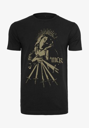 Fekete pamut póló, arany grafikával, amelyen egy kardokat tartó alak látható, alul pedig vastag betűkkel "MCR" felirat olvasható.