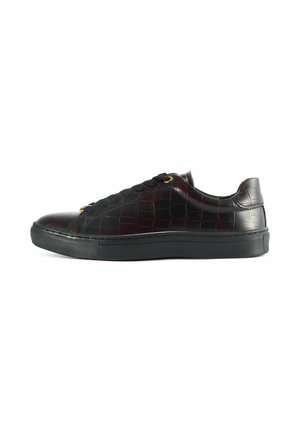 Czarne sneakersy ze skóry w wzór krokodyla, z teksturowanym wykończeniem, złotymi elementami i czarną gumową podeszwą.