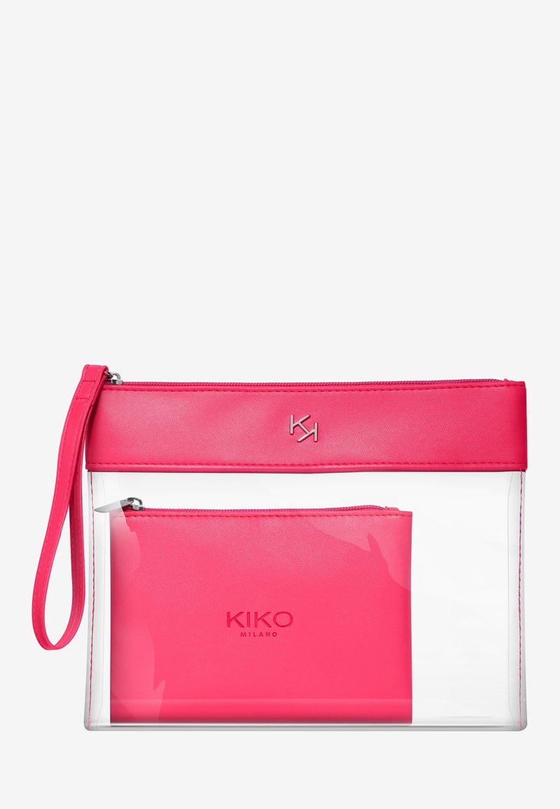 Borsa cosmetica trasparente con zip rosa brillante e impugnatura per il polso. Presenta una tasca interna più piccola rosa con dettaglio del logo.