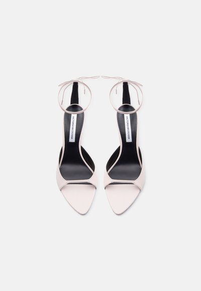 Ζευγάρι απαλό ροζ ψηλοτάκουνα σανδάλια με μυτερή μύτη, λουράκια στον αστράγαλο και μαύρα εσωτερικά πέλματα με την ετικέτα Victoria Beckham.