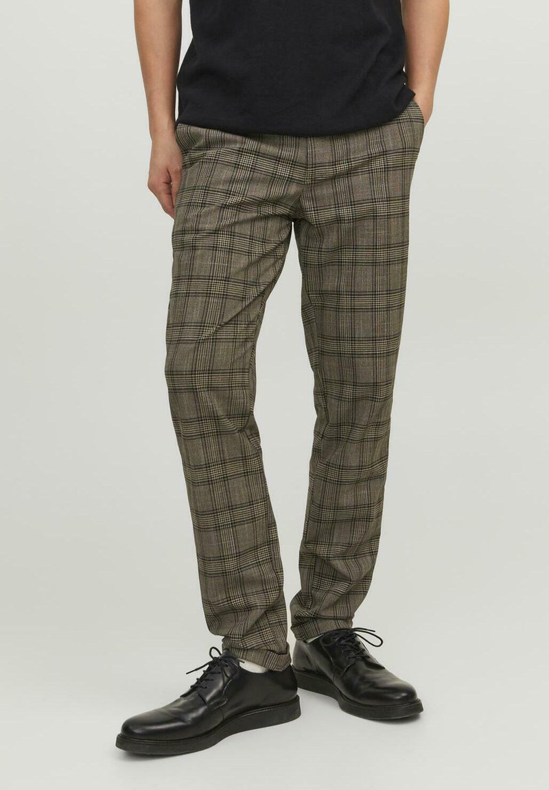 Ternet bukser i jordfarver med slim fit, der har et diskret plaidmønster, sidelommer og en fold foran.