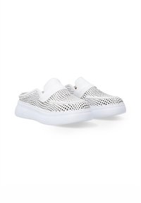 Weiße Slipper mit perforiertem Design, ausgestattet mit einer strukturierten Gummisohle und einem elastischen Band für ein einfaches Anziehen. Weiches Material mit minimalistischem ästhetischen Ansatz.