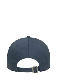 Dunkelblaues Baseballcap mit strukturiertem Oberteil, gebogenem Schirm, verstellbarem Metallschnallenverschluss auf der Rückseite und Belüftungsöffnungen. Einfaches Design.