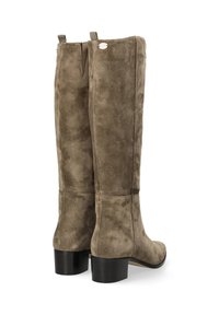 Hoge, taupe suede laarzen met een vierkante hak, met een gladde textuur en een discrete rits aan de achterkant. Verfraaid met een klein logo.