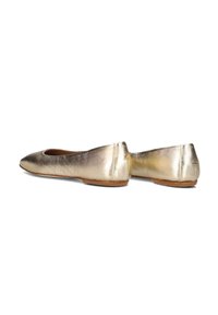 Gouden metallic ballerina's met een spitse neus, een gladde textuur en een laag profiel. Licht gebogen hak en minimalistisch ontwerp.