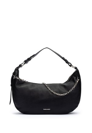 Sac bandoulière en cuir noir avec détail en chaîne argentée, sangle réglable, fermeture éclair et logo "PIKOLINOS" à l'avant.