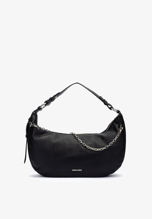 Sac bandoulière en cuir noir avec détail en chaîne argentée, sangle réglable, fermeture éclair et logo "PIKOLINOS" à l'avant.