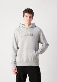 Sivi pulover s kapuljačom od mješavine pamuka, s prednjim džepom, rebrastim manžetama i otisnutim logom "HILFIGER NEW YORK" u kontrastnim bojama.