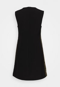 Robe noire sans manches avec un col montant, une taille cintrée, une fermeture éclair dans le dos et des détails en texte doré le long des coutures latérales.