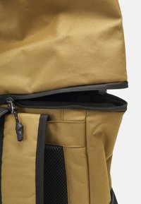 Element GROUND SKATE ROLL TOP - Matkakott - dull gold