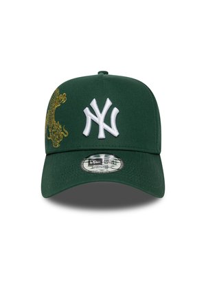 Ciemnozielona regulowana czapka New Era z białym logo "NY" na środku przodu i złotym haftowanym wzorem smoka po lewej stronie.