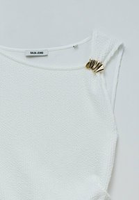 Top blanco de punto con tejido texturizado, que presenta un acento dorado en el hombro y una etiqueta que dice "Salsa Jeans".