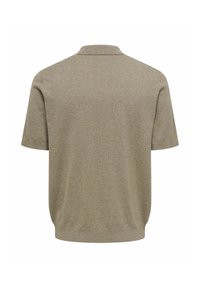 Polo en maille beige à manches courtes avec col et ourlet côtelés, vu de dos sur fond blanc.