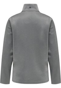 Grå, langærmet pullover med høj krave, glat tekstur, minimalistisk design og en lille logo-detalje på ryggen.