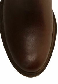 Stivale in pelle marrone con finitura liscia, punta arrotondata e suola in gomma a basso contrasto, caratterizzato da cuciture sottili lungo i bordi.