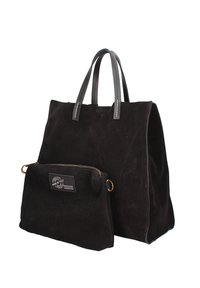 Borsa tote in suede nera con due manici corti. Dotata di una piccola pochette attaccabile con zip dorata e etichetta. Decorata con cuciture chiare.