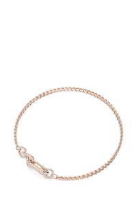 Bracelet en chaîne en or rose avec des maillons entrelacés et un fermoir décoratif orné d'un accent en diamant. Fini lisse et brillant.