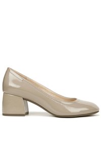 Beige lakleren pump met een ronde neus en een blokhak van gemiddelde hoogte. Gladde textuur en minimalistisch ontwerp zonder zichtbare patronen.