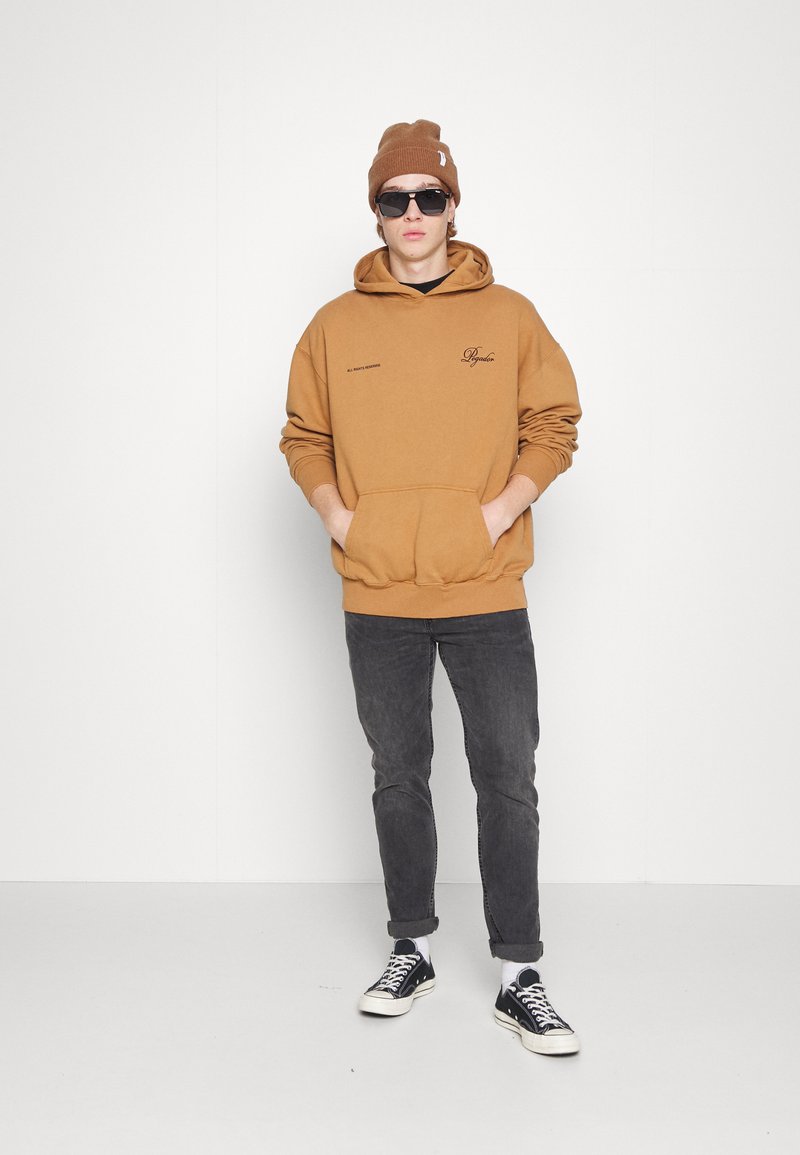 Pegador WRITTEN HISTORY OVERSIZED HOODIE UNISEX - Sweatshirt com capuz - washed ginger