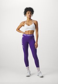 Nike Performance Pajkice - court purple/lilac bloom/white