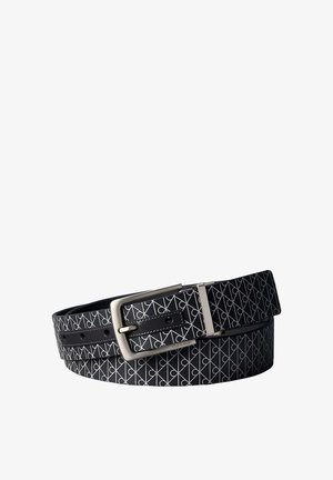 Ceinture noire Calvin Klein avec motif répétitif du logo blanc CK et boucle rectangulaire argentée, enroulée sur fond blanc.