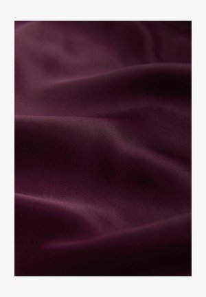 Material în nuanță de vin, cu o textură netedă și ușor lucioasă. Țesătura pare moale, cu valuri delicate și fluide pe suprafață.