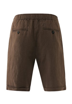 Shorts marron longueur genou avec taille élastique, deux poches arrière à boutons et ourlets revers.