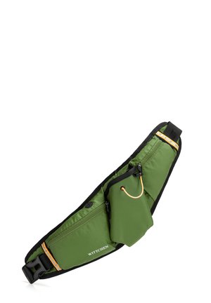 Sac banane en tissu vert avec plusieurs poches zippées, bordure noire, sangle ajustable et bandes réfléchissantes jaunes.