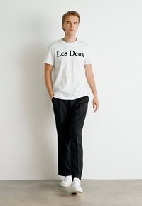 Les Deux CHARLES - Apdrukāts T-krekls - white/black