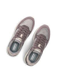 Fioletowe i szare sneakersy z mieszanką zamszu i siatki, zapięcie na sznurowadła oraz detal w postaci logo na języku i wkładce.