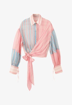 Chemisier à manches longues boutonné avec des rayures verticales roses et bleues, des poignets oversize et un nœud noué devant à la taille.