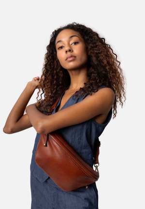 Braune Leder-Crossbody-Tasche mit elegantem, strukturiertem Design. Verfügt über einen Reißverschluss und einen abnehmbaren, verstellbaren Gurt. Einfach und modern.